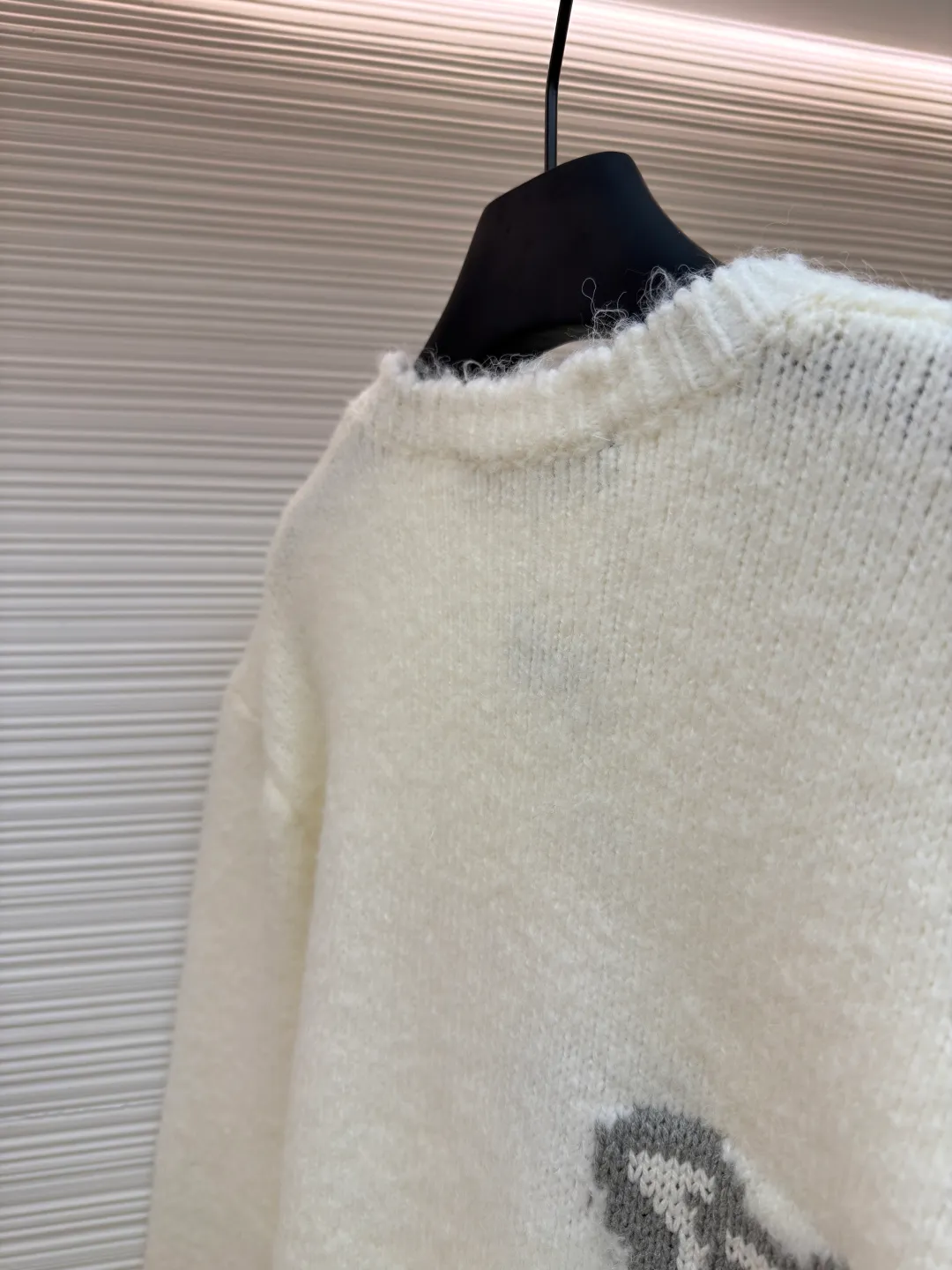 LOUIS VUITTON double-sided intarsia sweater ●Original version: purchased and developed for 12200 ●Item number: 1680923-A85 ●Fabric: wool blended fabric ●Technology: knitted intarsia production ●Version: fitted version ●Weight: about 620 grams ●Size: S-M-L-XL ●Description: Made of custom-woven and dyed sheep wool 65% cotton% 20 Spandex 15%. The special washing process is very soft and skin-friendly. It has 7 knitting workers. The thickness of each stitch of the inlay on the clothing logo is consistent with ZP. The back logo is mirror inlay. This crew-neck sweater is made of a blend of sheep wool and yak hair, and uses thick yarn to create a comfortable texture. The contrasting LV logo is integrated into the knitted fabric, and the mirror-effect logo is cleverly displayed on the rear. The casual and elegant design makes it easy to style your weekend look. The overall wiring is straight and delicate, the fabric is comfortable and soft, and the color is consistent without color difference. It can be matched with the same style to create a fashionable look and control various occasions. Customized accessories, complete with three standards, same style for men and women!